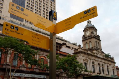 Brisbane, QLD, Avustralya - 30 Nisan 2016; Merkezi tren istasyonunun karşısındaki Anzac Meydanı.