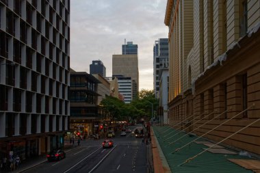 Brisbane, QLD, Avustralya - 30 Nisan 2016: Alacakaranlıktaki Adelaide Caddesi manzarası.