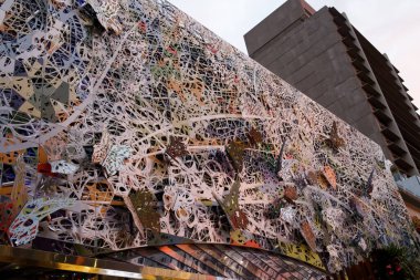 Brisbane, QSL, Avustralya - 1 Mayıs 2016: Queen Street Mall - En iyi markalar ve bir sürü restoran, kafe ve barları olan alışveriş merkezi.