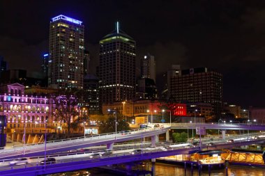 Brisbane, QSL, Avustralya - 30 Nisan 2016: Brisbane Nehri kıyısındaki yollar ve köprüler.