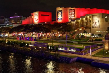 Brisbane, QLD, Avustralya - 30 Nisan 2016: Queensland Sahne Sanatları Merkezi ile Southbank Kültür Öngörüsü.