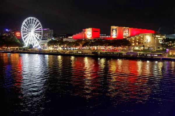 澳大利亚Qld布里斯班 2016年4月30日 在昆士兰州表演艺术中心的南岸文化预测夜景 背景展示当前活动的横幅 — 图库照片