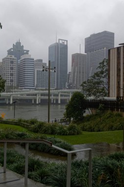 Brisbane, QLD, Avustralya - 1 Mayıs 2016; Brisbane Nehri kıyısı ve Brisbane gökyüzü yağmurlu bir günde.
