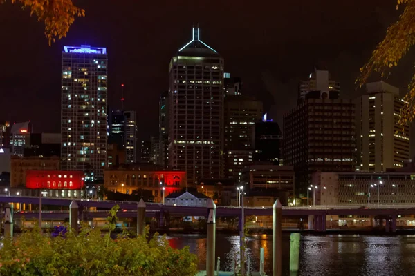 ブリスベン Qld オーストラリア 2016年4月3日 夜のブリスベンのウォーターフロント 明るくカラフルな照明 — ストック写真