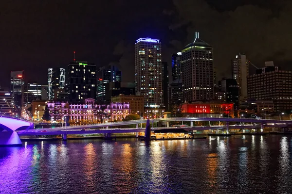 ブリスベン Qld オーストラリア 2016年4月3日 夜のブリスベンのウォーターフロント 明るくカラフルな照明 — ストック写真