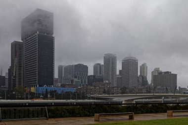 Brisbane, QLD, Avustralya - 1 Mayıs 2016; Brisbane Nehri kıyısı ve Brisbane gökyüzü yağmurlu bir günde.