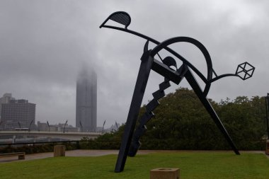 Brisbane, QLD, Avustralya - 1 Mayıs 2016: Yağmurlu bir günde Queensland Devlet Kütüphanesi önündeki bir çimenlikte açık hava sanat çalışmaları.