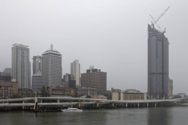 Brisbane, QLD, Avustralya - 1 Mayıs 2016; Brisbane Nehri kıyısı ve Brisbane gökyüzü yağmurlu bir günde.