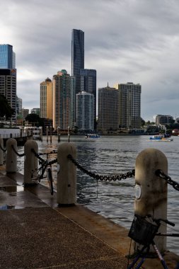 Brisbane, QSL, Avustralya - 1 Mayıs 2016: Brisbane Nehri 'nin kıyısı, Brisbane City Botanik Bahçeleri ile Eagle Street Pier arasında