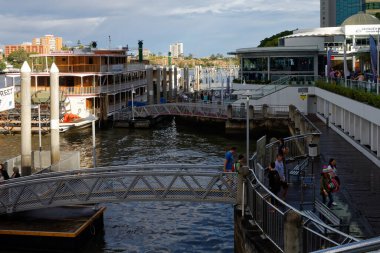 Brisbane, QSL, Avustralya - 1 Mayıs 2016: Eagle Street Pier - feribot terminali ve bir kürekli tekne cazibesi.