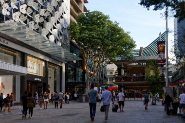 Brisbane, QSL, Avustralya - 1 Mayıs 2016: Queen Street Mall - En iyi markalar ve bir sürü restoran, kafe ve barları olan alışveriş merkezi.