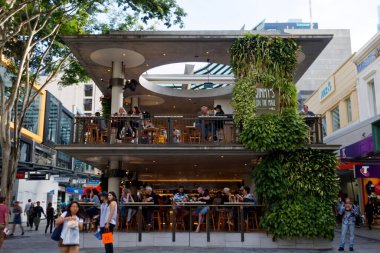 Brisbane, QSL, Avustralya - 1 Mayıs 2016: Queen Street Mall - En iyi markalar ve bir sürü restoran, kafe ve barları olan alışveriş merkezi.