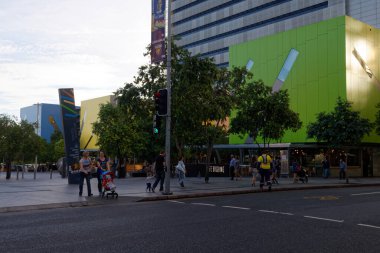 Brisbane, QSL, Avustralya - 1 Mayıs 2016: Brisbane Meydanı Kütüphanesi olan George Caddesi.