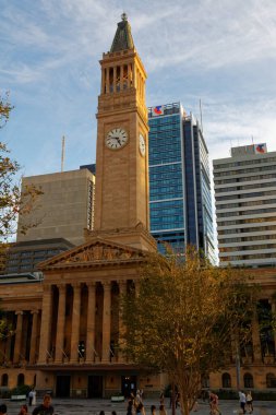 Brisbane, QLD, Avustralya - 1 Mayıs 2016: Kral George Meydanı ve Brisbane Belediye Binası cephesi.