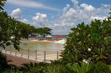 Darwin, Avustralya 'da gözlerden uzak şehir plajı.