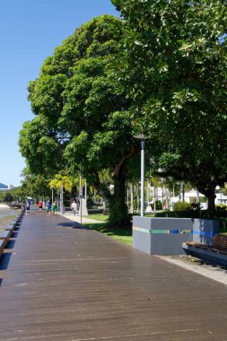 Cairns, QLD, Avustralya - 17 / 04 / 2016; Cairns Esplanade Mercan Denizi kıyısı boyunca tahta kaldırım.