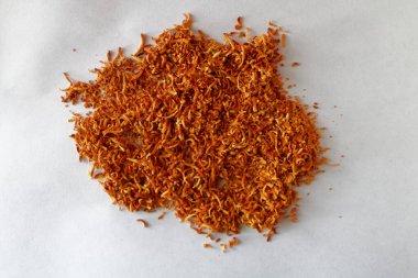 Beyaz arkaplana karşı Chia tohumları