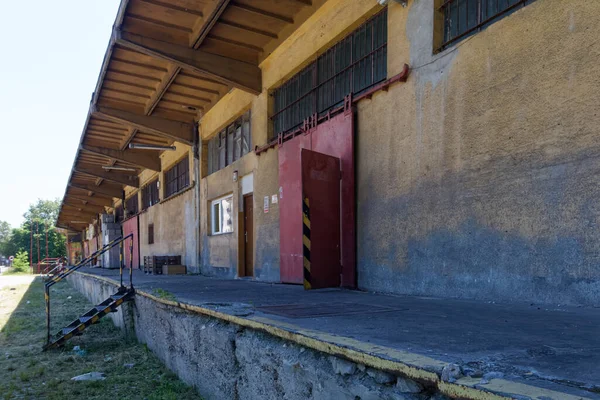 Cancello Ingresso Vecchio Magazzino Industriale Presso Raccordo Ferroviario Con Gradini — Foto Stock
