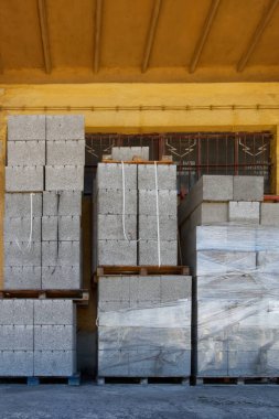 Depo platformunda inşaat malzemeleri..