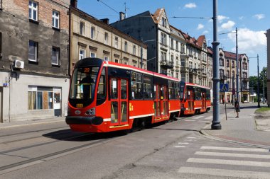Katowice, Slaskie / Polonya-10 / 07 / 2020: Zaleze Boorugh 'daki Gliwicka caddesinde eski model olarak değiştirilmiş kırmızı tramvay. Bir adam caddeyi geçmek için bekliyor..