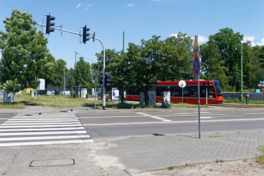 Katowice, Slaskie / Polonya-10 / 07 / 2020: Zaleze 'de Pesa tramvayı ile tramvay durağı 
