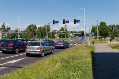 Katowice, Slaskie / Polonya-10 / 07 / 2020: Zaleze ilçesinde sokak lambaları ve yaya geçitleriyle kavşak.