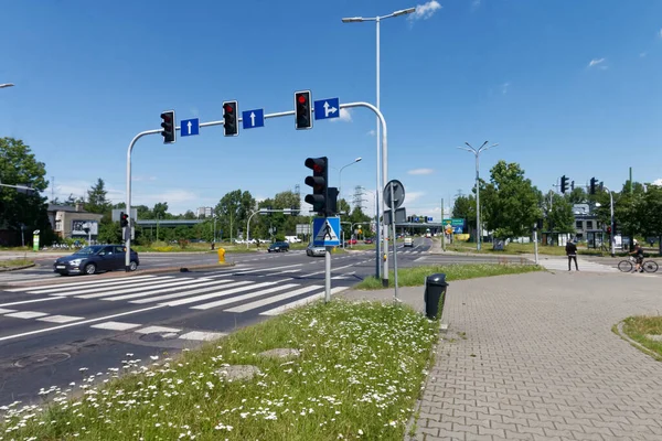 Katowice, Slaskie / Polonya-10 / 07 / 2020: Zaleze ilçesinde sokak lambaları ve yaya geçitleriyle kavşak.