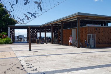 Cairns, QLD, Avustralya - 17 / 04 / 2016; Mercan Denizi kıyısındaki cafe / abur cubur barının beyaz açılış duvarı.