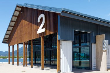 Cairns, QLD, Avustralya - 17 / 04 / 2016; Mercan Denizi kıyısındaki rıhtım.