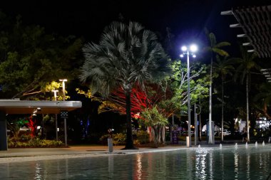 Cairns, QLD, Avustralya - Nisan 2016: Cairns Esplanade Lagoon.