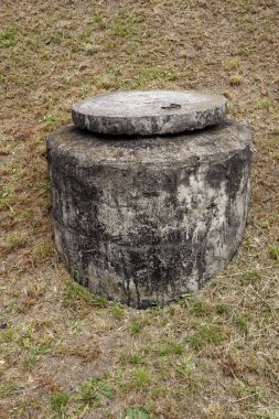 Metro eğimindeki rögar kapakları