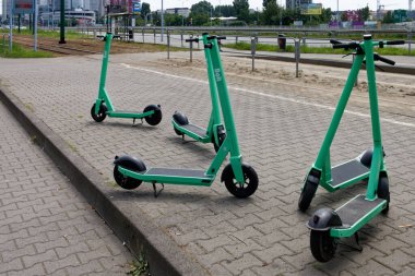 Bolt tarafından tasarlanan ve işletilen yeşil elektrikli scooterlar..