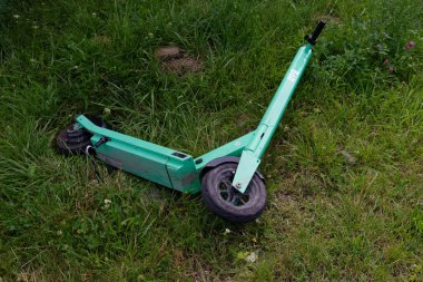 Yeşil elektrikli scooter Bolt tarafından tasarlandı ve çalıştırıldı.