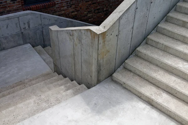 Üç kat merdiven ve iki kat beton..