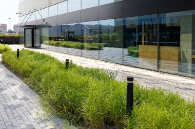 Katowice, Slaskie / Polonya - 17 Temmuz 2020: Silezya İş Parkı İş Merkezi - çok renkli çizgiler nedeniyle yaygın olarak 