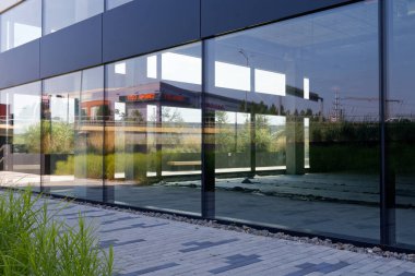 Katowice, Slaskie / Polonya - 17 Temmuz 2020: Silezya İş Parkı İş Merkezi - çok renkli çizgiler nedeniyle yaygın olarak 