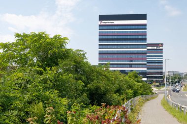 Katowice, Slaskie / Polonya - 17 Temmuz 2020: Silezya İş Parkı İş Merkezi - çok renkli çizgiler nedeniyle yaygın olarak 