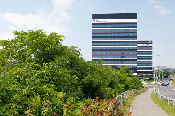 Katowice, Slaskie / Polonya - 17 Temmuz 2020: Silezya İş Parkı İş Merkezi - çok renkli çizgiler nedeniyle yaygın olarak 