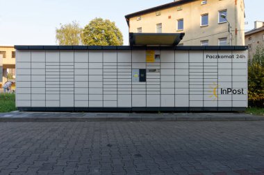 InPost tarafından işletilen ve 7 / 24 kolleksiyon od paketlerine izin veren paket teslim otomatik toplama makinesi