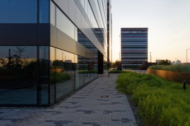 Katowice, Slaskie / Polonya - 7 Ağustos 2020: Silezya İş Parkı İş Merkezi - çok renkli çizgiler nedeniyle yaygın olarak 