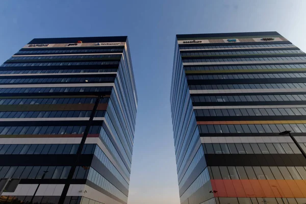 Katowice, Slaskie / Polonya - 7 Ağustos 2020: Silezya İş Parkı İş Merkezi - çok renkli çizgiler nedeniyle yaygın olarak 