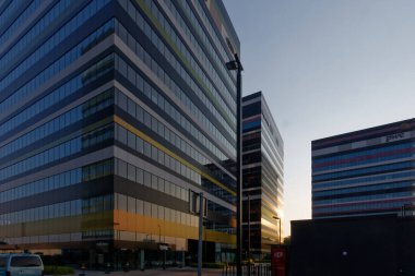 Katowice, Slaskie / Polonya - 7 Ağustos 2020: Silezya İş Parkı İş Merkezi - çok renkli çizgiler nedeniyle yaygın olarak 