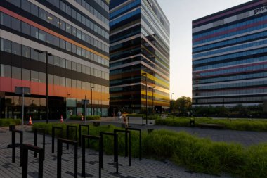 Katowice, Slaskie / Polonya - 7 Ağustos 2020: Silezya İş Parkı İş Merkezi - çok renkli çizgiler nedeniyle yaygın olarak 