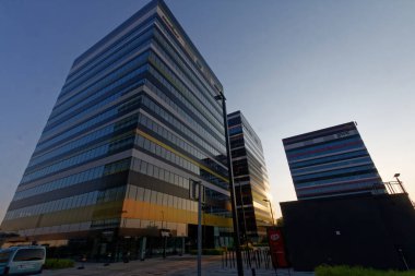 Katowice, Slaskie / Polonya - 7 Ağustos 2020: Silezya İş Parkı İş Merkezi - çok renkli çizgiler nedeniyle yaygın olarak 