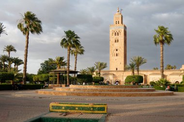 Marakeş, Fas - 14 Mayıs 2013: Landmark Al Koutoubia camii - Marakeş 'in en büyüğü.