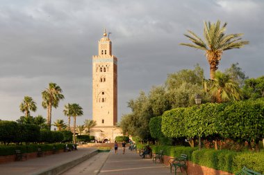 Marakeş, Fas - 14 Mayıs 2013: Landmark Al Koutoubia camii - Marakeş 'in en büyüğü.
