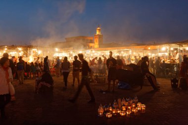Marakeş / Fas - 05 / 14 / 2013: Jemma El Fna Meydanı ticaretin zirvesinde.