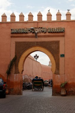 Marakeş, Fas - 14 Mayıs 2013: At arabalı şehir kapısı.