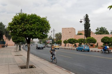 Marakeş, Fas - 14 Mayıs 2013: Eski Kentteki Siber Park 'ın dışındaki sokak trafiği.