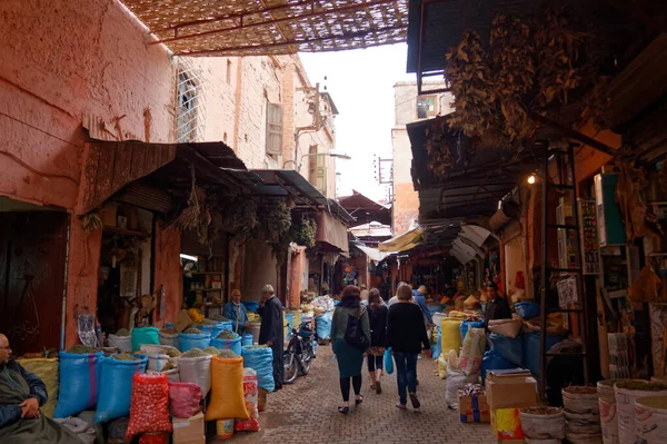 Marakeş, Fas - 16 Mayıs 2013: Eski Yahudi mahallesindeki pazar.
